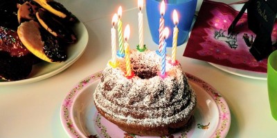 Urodzinowa babka z siedmioma świeczkami