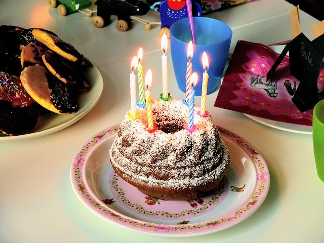 Urodzinowa babka z siedmioma świeczkami
